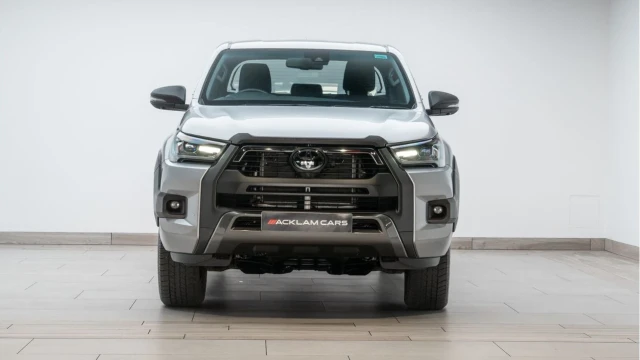 Toyota Hi-Lux (72 Reg) 2.8 D-4D Invincible X 4WD (+VAT) Image 4