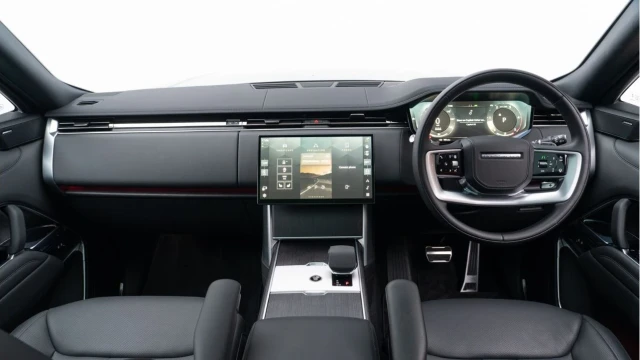 Land Rover Range Rover (73 Reg) 3.0 D300 SE (Shadow Pack) Image 2