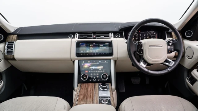 Land Rover Range Rover (70 Reg) 3.0 SDV6 Vogue SE (Black Pack) Image 2