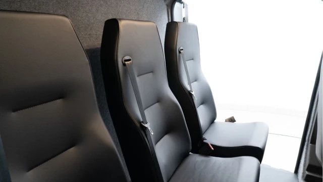 Ford Transit Custom (72 Reg) Custom 280 2.0D Limited (6 Seat) (+VAT) Image 4