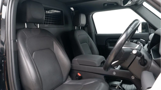 Land Rover Defender (23 Reg) 90 3.0 D250 SE Hard Top Commercial (NO VAT) Image 3