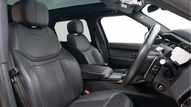 Land Rover Range Rover Sport (72 Reg) 3.0 D300 Dynamic SE (Black Pack) Image 3