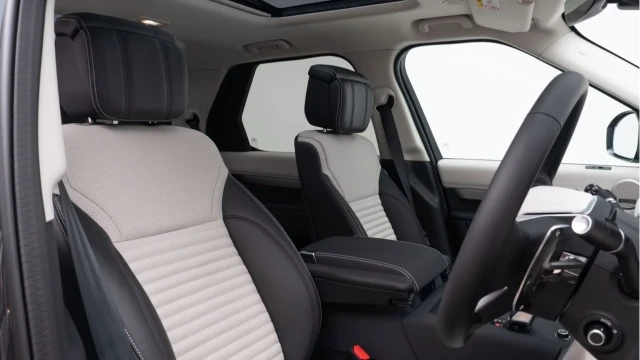 Land Rover Discovery (25 Reg) 3.0 D350 Dynamic HSE (Bespoke) (VAT Q) Image 3