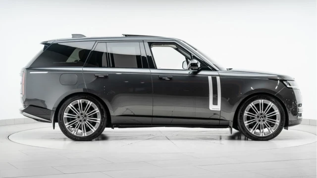 Land Rover Range Rover (72 Reg) 4.4 V8 P530 Autobiography Image 5