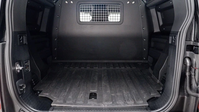 Land Rover Defender (74 Reg) 90 3.0 D350 X-Dynamic HSE Hard Top Commercial (3 Seat) (URBAN) (+VAT) Image 4