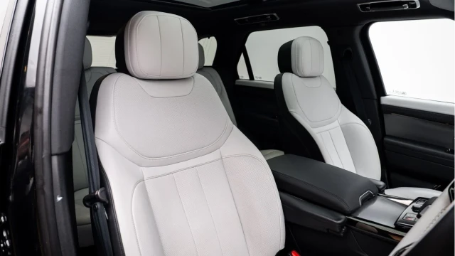 Land Rover Range Rover Sport (23 Reg) 3.0 D300 Dynamic SE (Black Pack) Image 3
