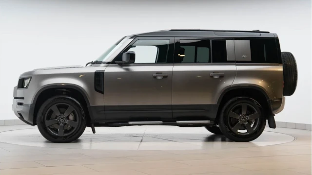 Land Rover Defender (23 Reg) 110 3.0 D300 HSE Image 4