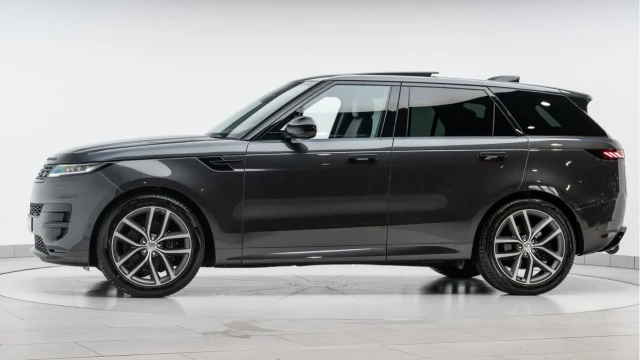 Land Rover Range Rover Sport (73 Reg) 3.0 D300 Dynamic SE (Black Pack) Image 4