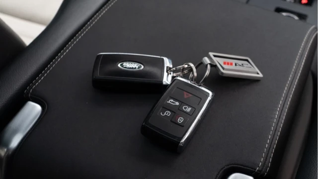 Land Rover Discovery (21 Reg) 3.0 D300 R-Dynamic SE Image 8