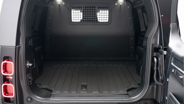Land Rover Defender (25 Reg) 90 3.0 D350 X-Dynamic HSE Hard Top Commercial (3 Seat) (+VAT) Image 4