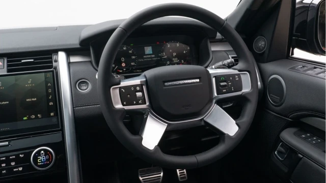 Land Rover Discovery (74 Reg) 3.0 D350 Dynamic SE (URBAN Styling) Image 4