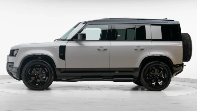 Land Rover Defender (75 Reg) 110 3.0 D250 X-Dynamic SE (Black Pack) Image 4