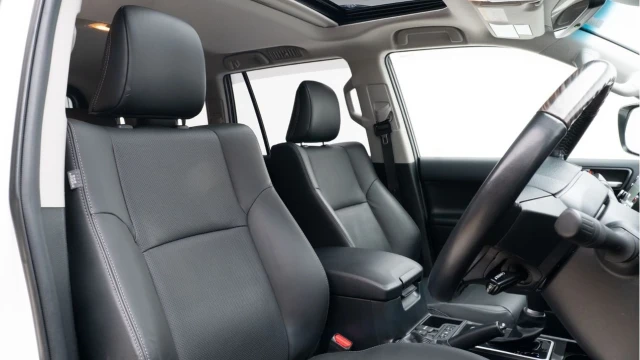 Toyota Land Cruiser (22 Reg) 2.8 D-4D Invincible (7 Seat) Image 3