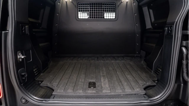 Land Rover Defender (24 Reg) 90 3.0 D250 Hard Top Commercial (3 Seat) (No VAT) Image 4