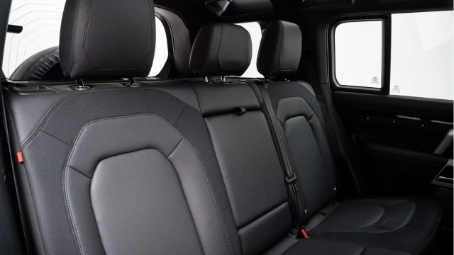 Land Rover Defender (23 Reg) 110 3.0 D300 X-Dynamic HSE (Black Pack) Image 5