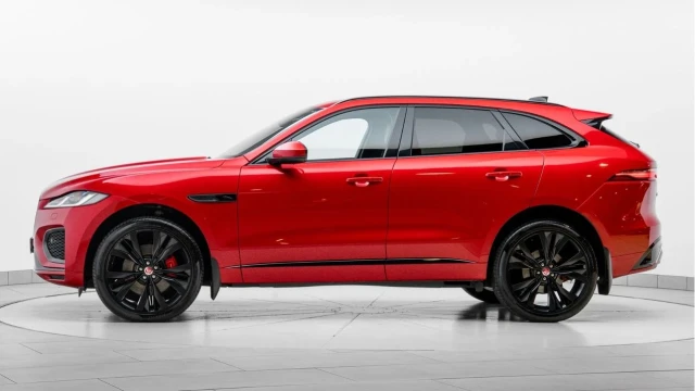 Jaguar F-pace (23 Reg) 3.0 D300 R-Dynamic SE (Black Pack) Image 4
