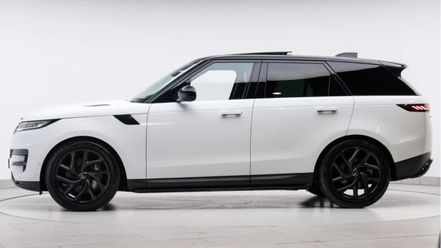 Land Rover Range Rover Sport (72 Reg) 3.0 D300 SE (Black Pack) Image 4