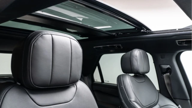 Land Rover Range Rover Sport (73 Reg) 3.0 D300 Dynamic SE (Black Pack) Image 8