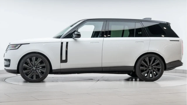 Land Rover Range Rover (25 Reg) 3.0 P400 HSE LWB 7 Seat Image 4