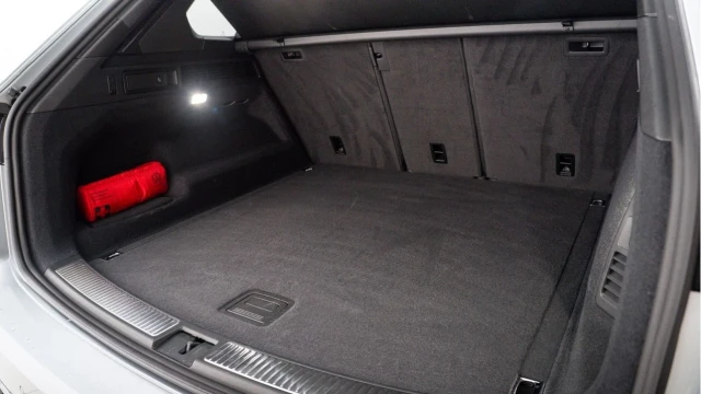Volkswagen Touareg (25 Reg) 3.0TDI V6 Black Edition Image 7