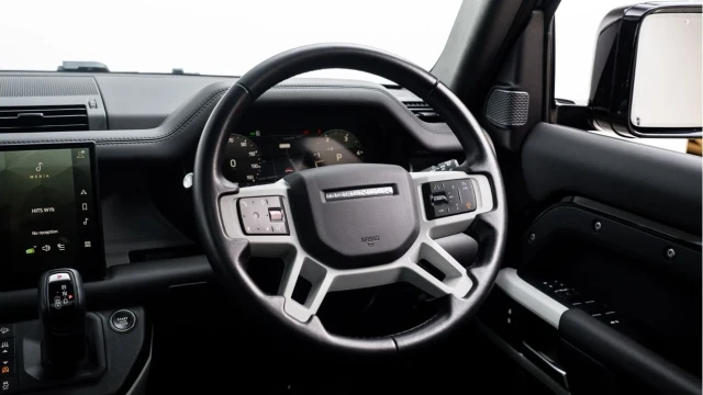 Land Rover Defender (23 Reg) 110 3.0 D300 X-Dynamic HSE (Black Pack) Image 8