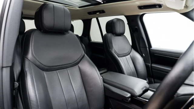 Land Rover Range Rover (23 Reg) 3.0 D300 HSE (Shadow Pack) Image 3