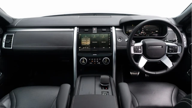 Land Rover Discovery (73 Reg) 3.0 D300 Dynamic SE Image 2