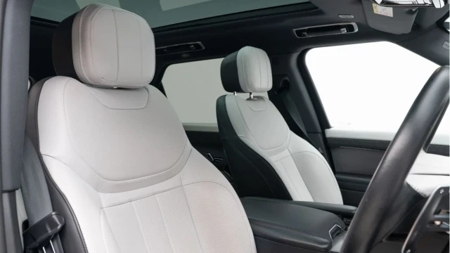 Land Rover Range Rover Sport (72 Reg) 3.0 D300 Dynamic SE (Black Pack) Image 3