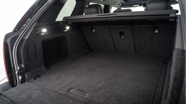 Land Rover Range Rover (75 Reg) 3.0 D300 Edition Image 8
