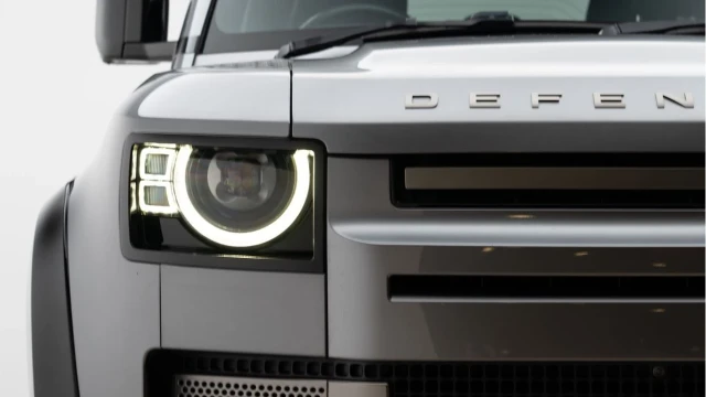 Land Rover Defender (73 Reg) 110 3.0 D300 X-Dynamic HSE Image 8