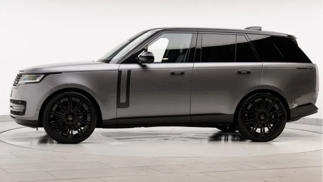 Land Rover Range Rover (73 Reg) 3.0 D300 SE (Shadow Pack) Image 4