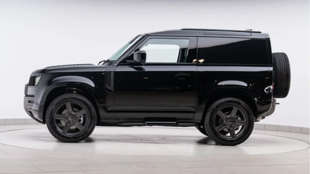 Land Rover Defender (25 Reg) 90 3.0 D250 X-Dynamic SE Hard Top Commercial (+VAT) Image 5