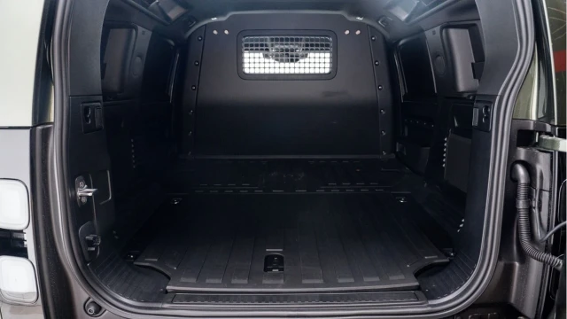 Land Rover Defender (75 Reg) 110 3.0 D250 X-Dynamic SE Hard Top Commercial (+VAT) Image 4