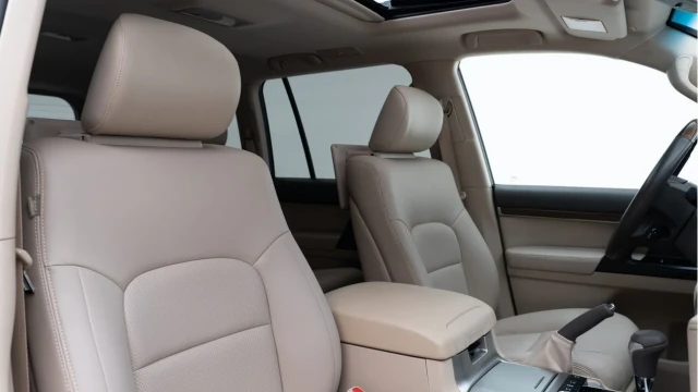 Toyota Land Cruiser (22 Reg) 4.0 V6 VXR (LHD) (8 Seat) Image 3