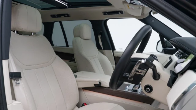 Land Rover Range Rover (74 Reg) 3.0 D300 SE (VAT Q) Image 3