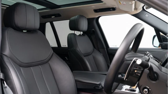 Land Rover Range Rover (73 Reg) 3.0 D350 SE (Shadow Pack) Image 3