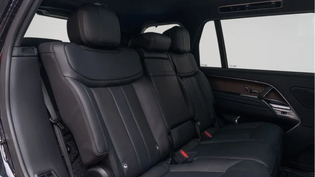 Land Rover Range Rover (74 Reg) 3.0 D350 HSE LWB 7 Seat (Shadow Pack) Image 8