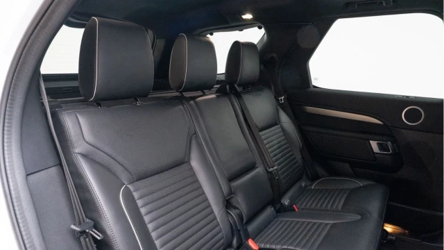 Land Rover Discovery (72 Reg) 3.0 D300 R-Dynamic HSE Hard Top (5 Seat) (+VAT) Image 4