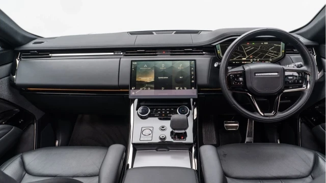 Land Rover Range Rover Sport (73 Reg) 3.0 D300 Dynamic SE (Black Pack) Image 2