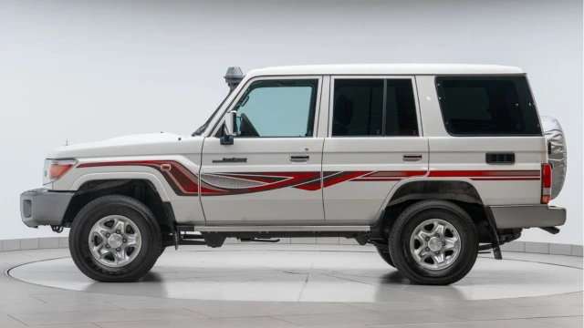 Toyota Land Cruiser (20 Reg) 4.2D 75 LX (6 Seat) Image 4