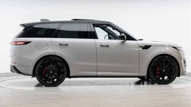 Land Rover Range Rover Sport (24 Reg) 3.0 D300 Dynamic SE (Black Pack) Image 7