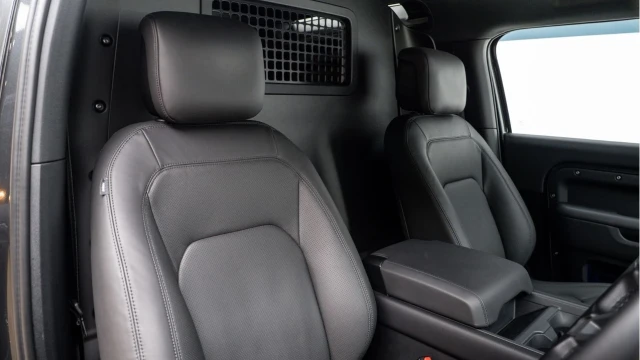 Land Rover Defender (25 Reg) 90 3.0 D350 X-Dynamic HSE Hard Top Commercial (+VAT) Image 6