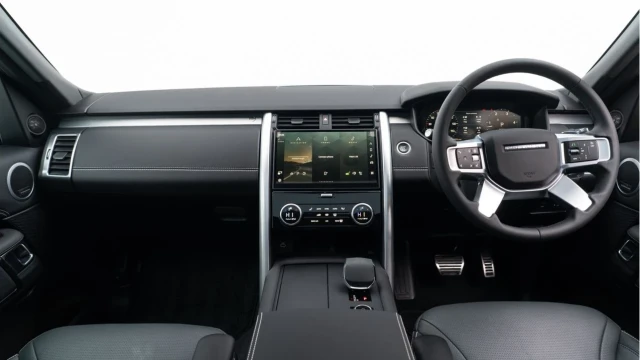 Land Rover Discovery (74 Reg) 3.0 D300 Dynamic SE Image 2