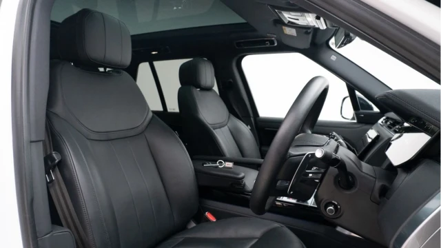 Land Rover Range Rover (23 Reg) 3.0 D300 HSE (Shadow Pack) Image 3