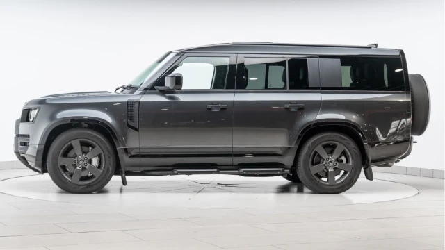 Land Rover Defender (74 Reg) 130 3.0 D350 X-Dynamic HSE (7 Seat) Image 4