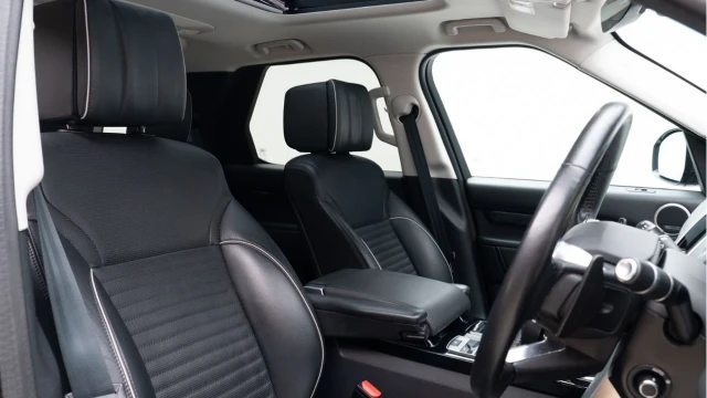 Land Rover Discovery (69 Reg) 3.0SDV6 HSE Luxury Image 3