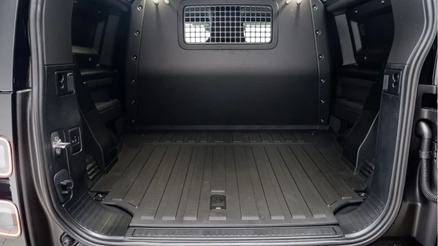 Land Rover Defender (75 Reg) 90 3.0 D250 X-Dynamic SE Hard Top Commercial (3 Seat) (+VAT) Image 4