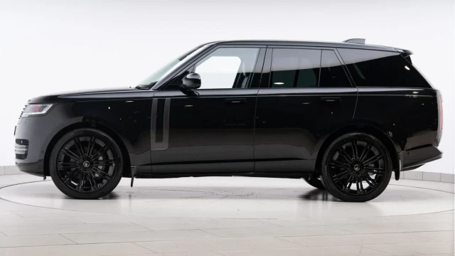 Land Rover Range Rover (74 Reg) 3.0 D300 SE (Shadow Pack) Image 4