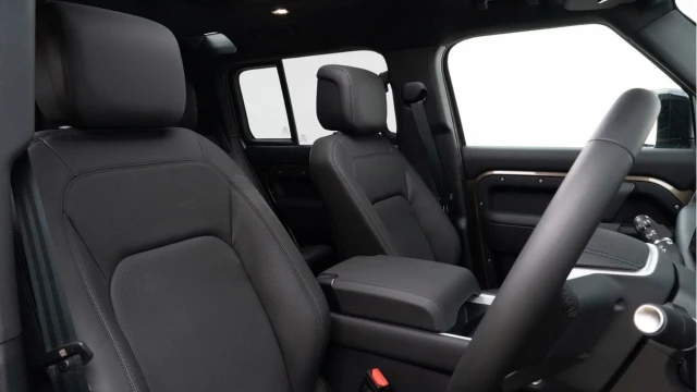 Land Rover Defender (25 Reg) 110 3.0 D350 X-Dynamic HSE (7 Seat) (Bespoke) Image 3