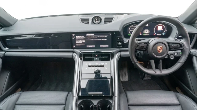 Porsche Panamera (74 Reg) 4 2.9 V6 e-hybrid Image 2